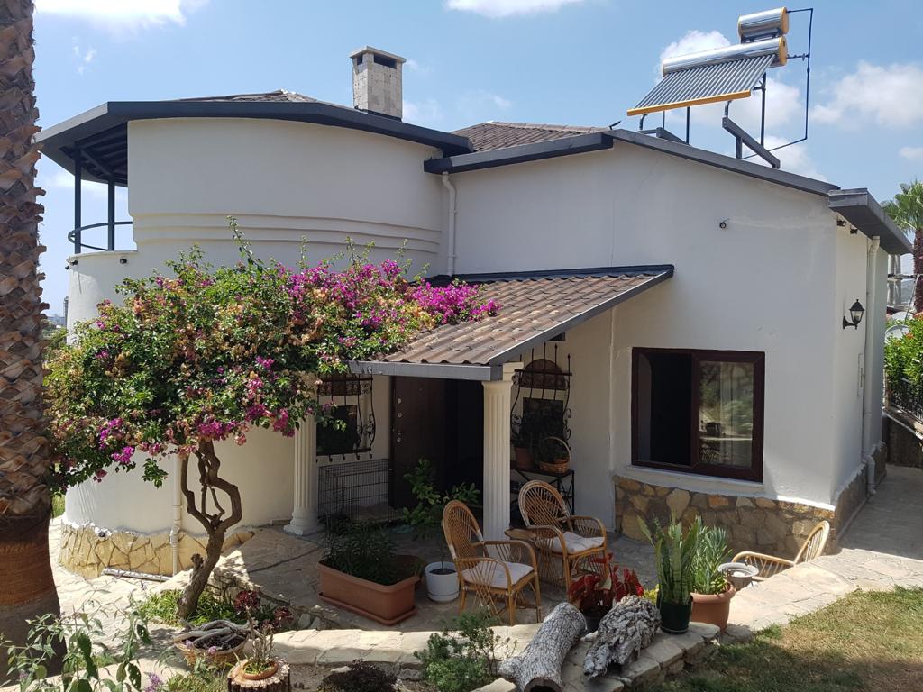 Two-storey detached villa with a private pool, 700 m from the Incekum beach in Turkler. Suitable for obtaining a residence permit