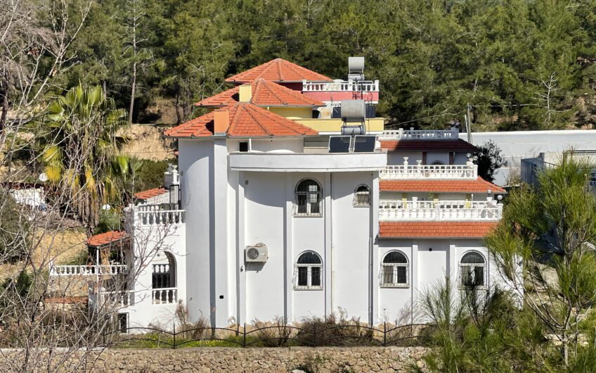 To-etagers fireværelses villa med eget område i Alanya - Avsallar