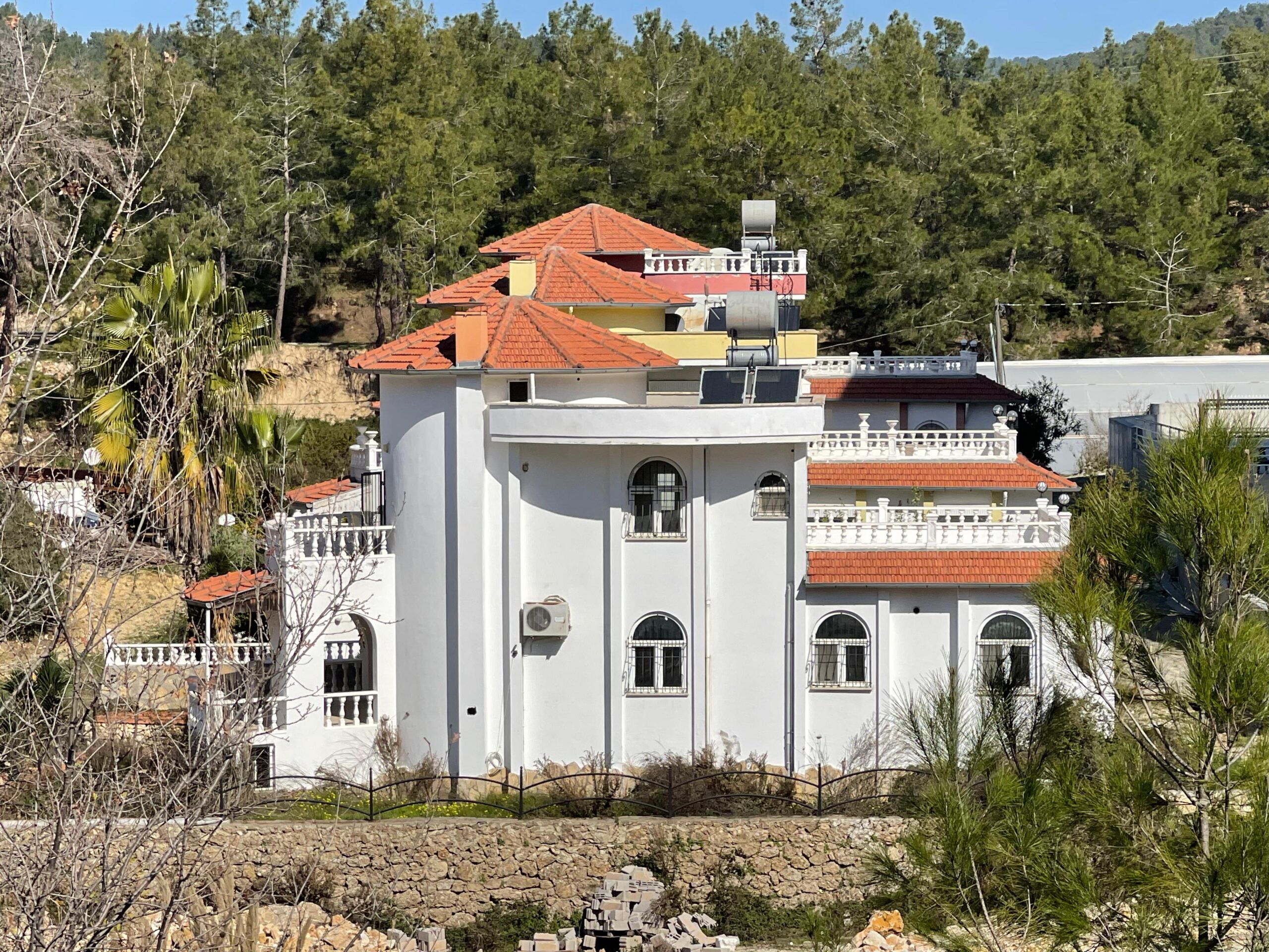 To-etasjes fireroms villa med eget territorium i Alanya-området - Avsallar