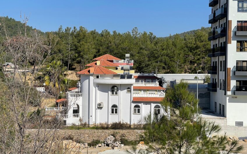 Alanya bölgesinde kendine ait arsası olan iki katlı dört odalı villa - Avsallar