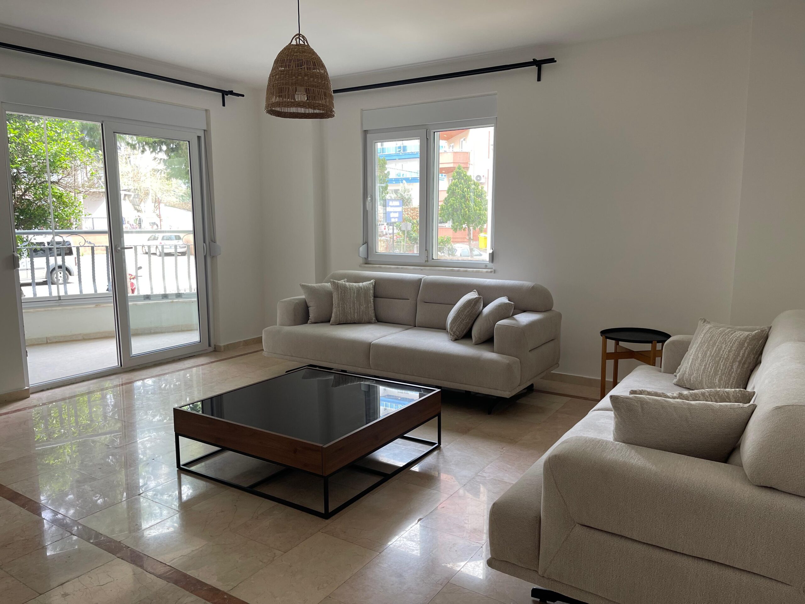 Spacious three-room apartment in a residential complex with a swimming pool in the Tosmur area