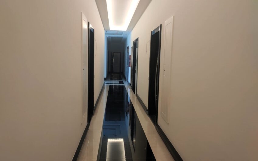 Alanya - Mahmutlar merkezinde 5 * otel altyapısına sahip YEKTA KINGDOM TRADE CENTER kompleksinde elit üç odalı dubleks daire
