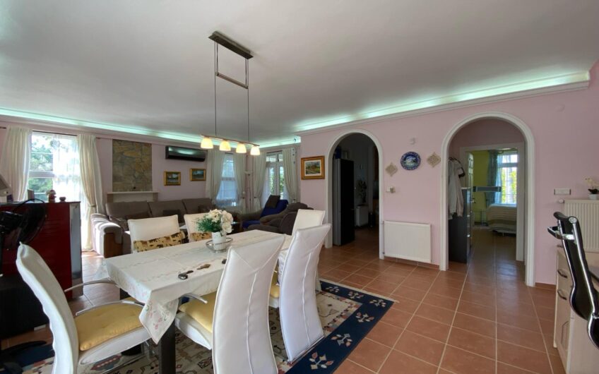 To-etasjes femroms villa med privat basseng i Alanya-området - Avsallar