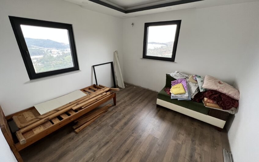 Tre-etasjes seks-roms villa i Demirtas-området