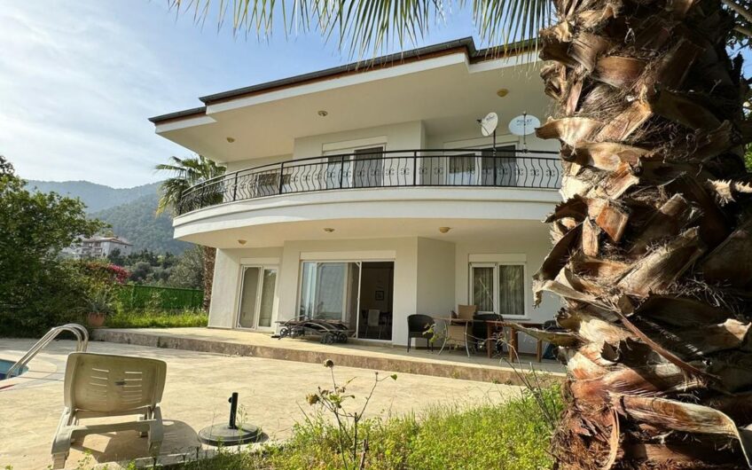 Oba bölgesinde özel havuzlu 4 odalı villa, oturma izni