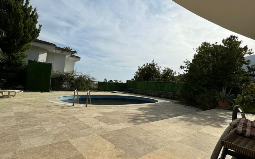 Oba bölgesinde özel havuzlu 4 odalı villa, oturma izni
