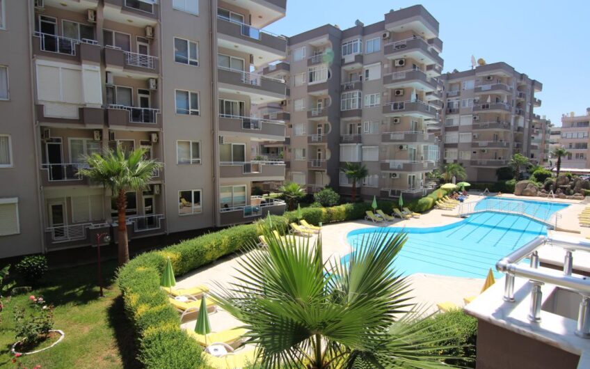 Three-room apartment in a complex on the first coastline with sea views in Mahmutlar